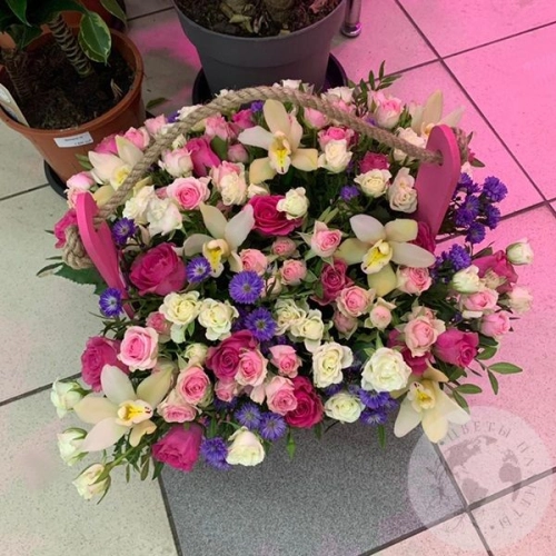 Композиция роз, орхидей в ящике "Нежный взгляд" в магазине Цветы Планеты