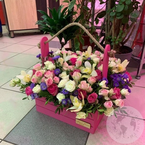 Композиция роз, орхидей в ящике "Нежный взгляд" в магазине Цветы Планеты