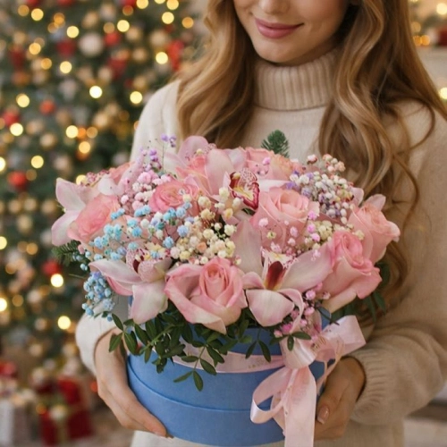 Подарки на Композиция в коробке из орхидей, роз и нобилиса в магазине Цветы Планеты