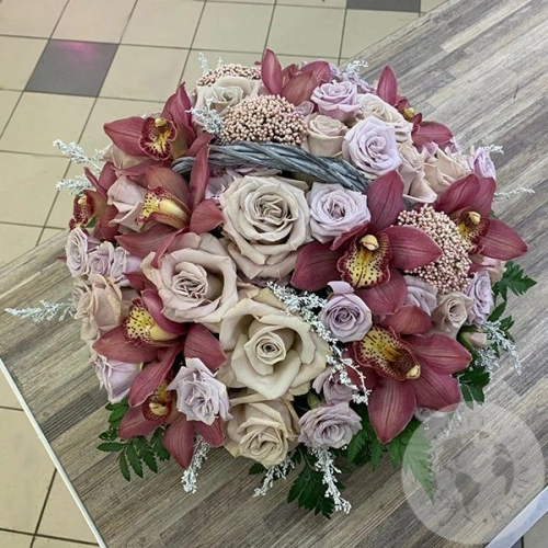 Корзина с розами, орхидей и солидаго в магазине Цветы Планеты