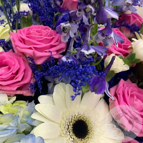 Букет из роз, хризантем, гортензии, сантини "Великолепный"