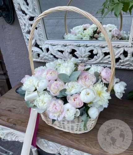 Большая корзина белых и розовых пионов 41 шт. в магазине Цветы Планеты