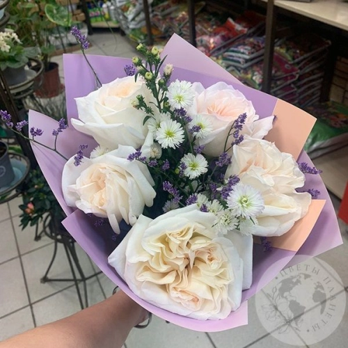 Букет из роз, астера и лимониума в магазине Цветы Планеты