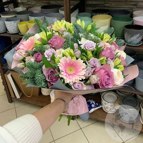 Букет из кустовой роз, альстромерии, герберы "Сказка"