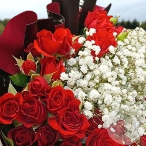 Букет из кустовых роз и гипсофил "Чувства" в магазине Цветы Планеты