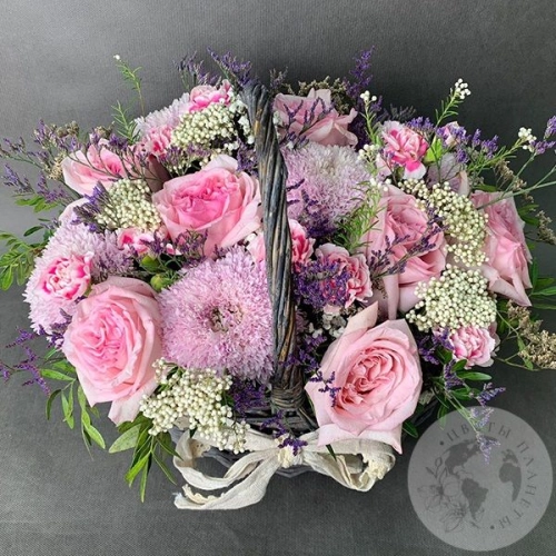 Корзина роз, хризантем и гвоздик "Изысканность" в магазине Цветы Планеты