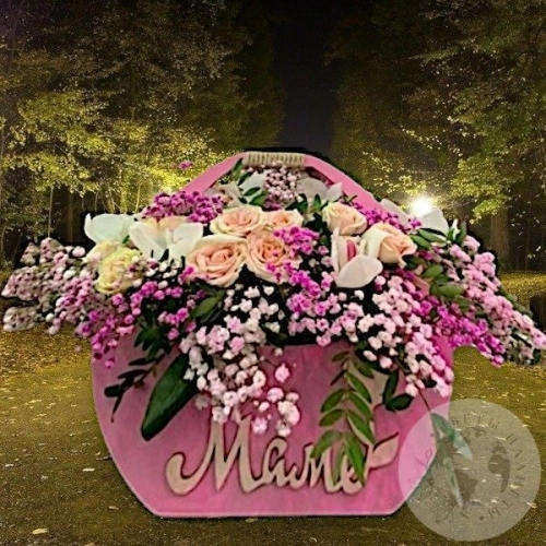 Букет кустовых роз в сумке "Маме" в магазине Цветы Планеты