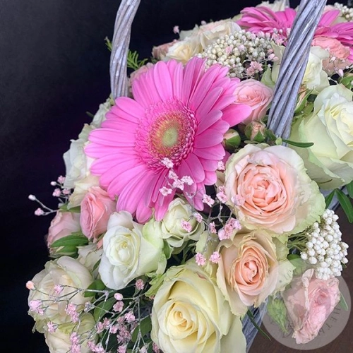 Корзина с цветами розами, герберами  "Настроение"