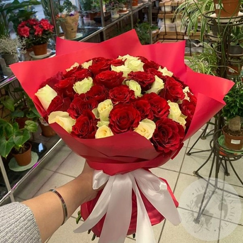 Букет из 51 розы микс 40 см. в магазине Цветы Планеты Букет из 51 розы микс 40 см.