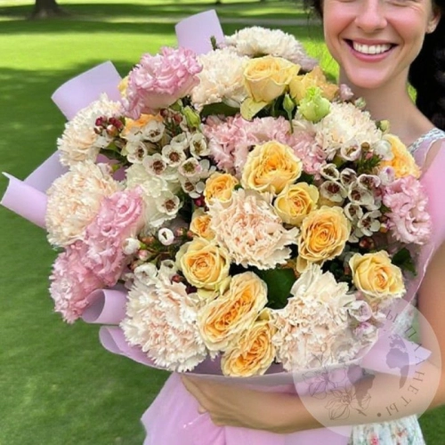 Букет из кустовых роз, гвоздики и эустомы в магазине Цветы Планеты