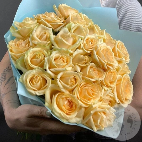 35 роз кремовых 60 см. в магазине Цветы Планеты