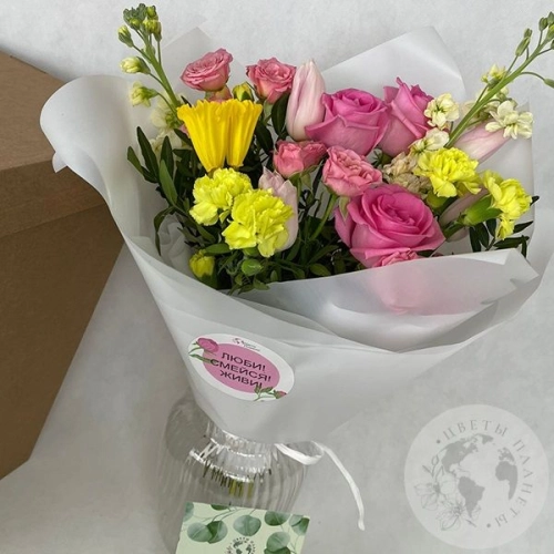 Букет из роз и кустовых гвоздик в магазине Цветы Планеты