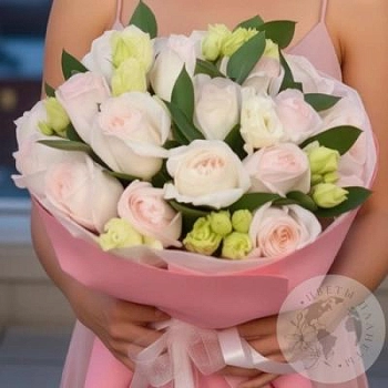 Букет из эустомы, роз и рускуса