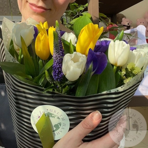 Букет из тюльпанов и ирисов в магазине Цветы Планеты