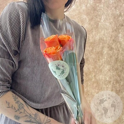 3 розы оранжевых 60 см. в магазине Цветы Планеты