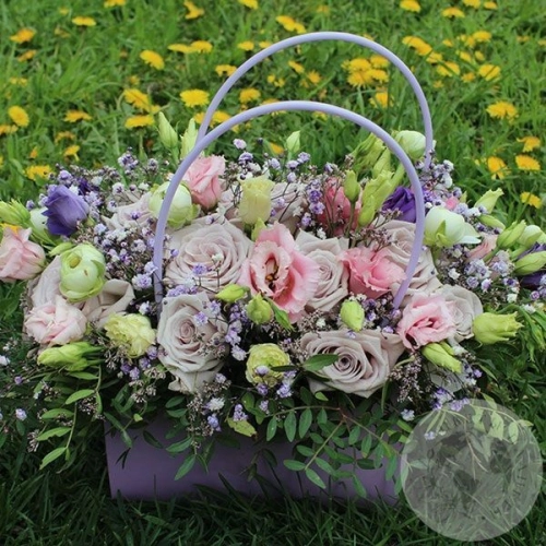 Композиция из роз, эустомы и гипсофилы в сумочке в магазине Цветы Планеты