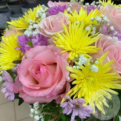 Композиция из розы, хризантемы,гипсофилы в коробке "Яркая" в магазине Цветы Планеты