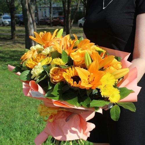 Букет из роз, хризантемы, роз, лилий и подсолнуха в магазине Цветы Планеты