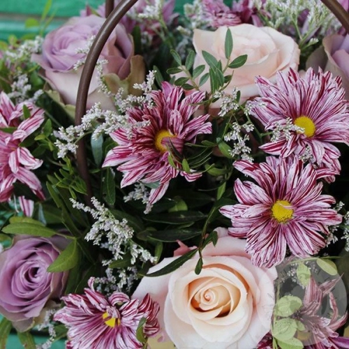 Композиция в сумочке "Шквал эмоций" в магазине Цветы Планеты