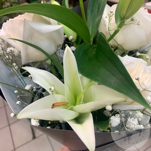 Букет из роз, лилии и гипсофилы "Нежное утро"