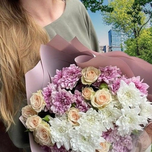 Букет из 5 белых хризантем и 3 кустовых розовых роз в магазине Цветы Планеты