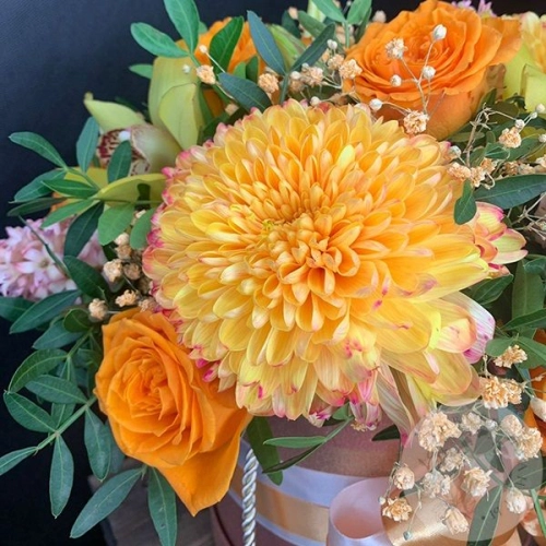 Композиция роз, хризантем, орхидеи в коробке на любое торжество в магазине Цветы Планеты