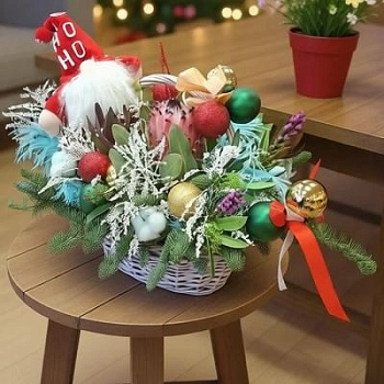 Зимняя композиция с игрушкой в корзине