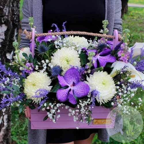 Композиция из хризантем, ванды и маттиолы в ящике в магазине Цветы Планеты