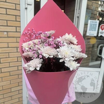 Букет из кустовых хризантем и гипсофилы Букет из кустовых хризантем и гипсофилы