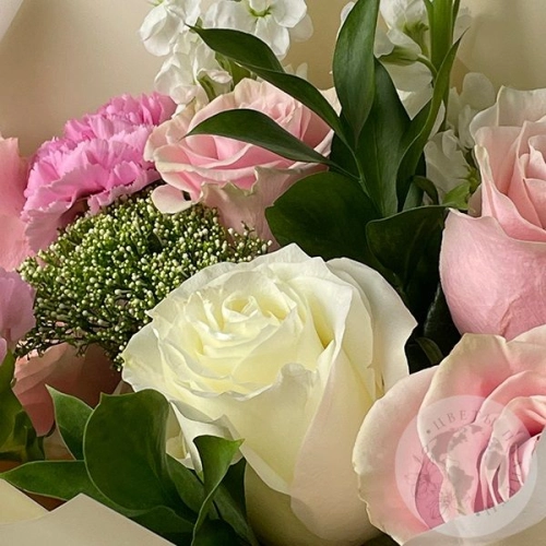 Букет из роз и маттиолы "Улыбка" в магазине Цветы Планеты