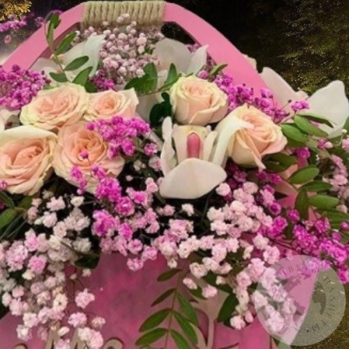 Букет кустовых роз в сумке "Маме" в магазине Цветы Планеты