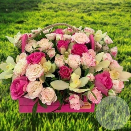 Композиция из роз, орхидей в ящике "Улыбка" Композиция из роз, орхидей в ящике "Улыбка" в магазине Цветы Планеты