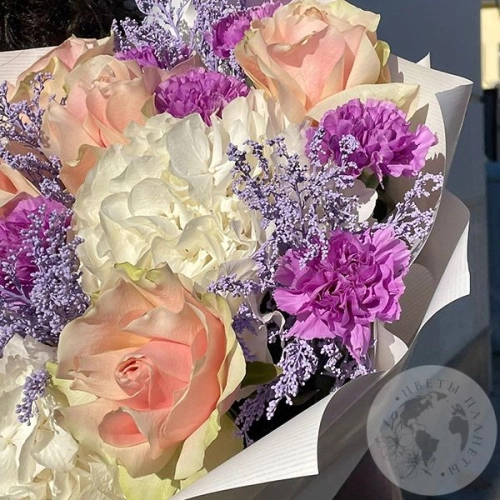 Букет из роз и гвоздик, гортензий, солидаго