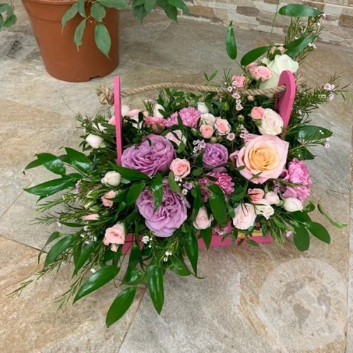 Композиция роз, гербер и гвоздики в ящике "Добрая" в магазине Цветы Планеты Композиция роз, гербер и гвоздики в ящике "Добрая"