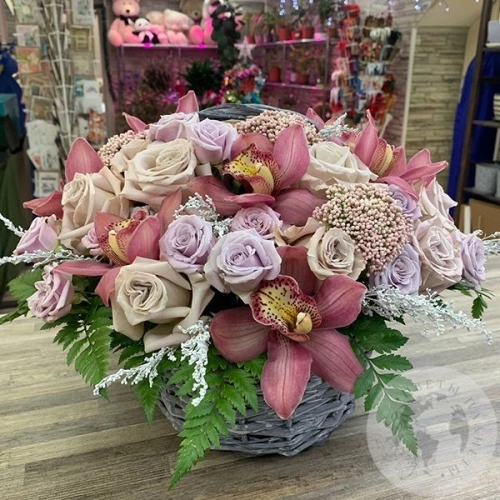 Корзина с розами, орхидей и солидаго в магазине Цветы Планеты