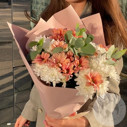 Букет из 9 кустовых белых и розовых хризантем и эвкалипта в магазине Цветы Планеты