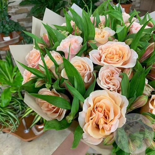 Букет из роз и альстромерий "Тебе" в магазине Цветы Планеты