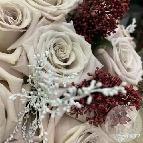 Композиция из роз, солидаго и эвкалипта в коробке в магазине Цветы Планеты