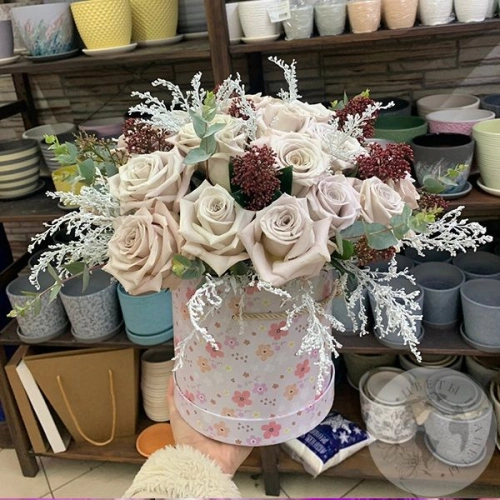 Композиция из роз, солидаго и эвкалипта в коробке в магазине Цветы Планеты