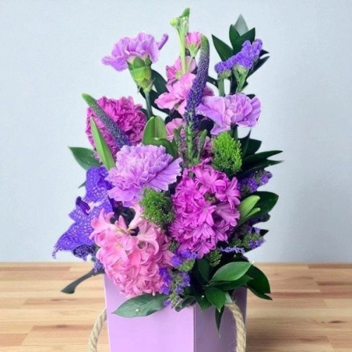 Композиция в ящике из маттиолы, вероники и лунной гвоздики