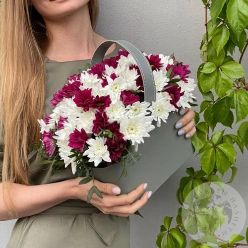 Букет из 9 кустовых белых и бордовых хризантем в корзине в магазине Цветы Планеты