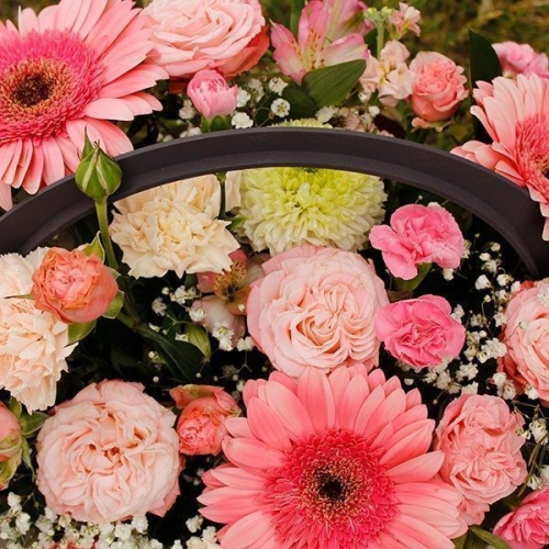 Композиция из роз, хризантем, альстромерий, гербер в ящике в магазине Цветы Планеты