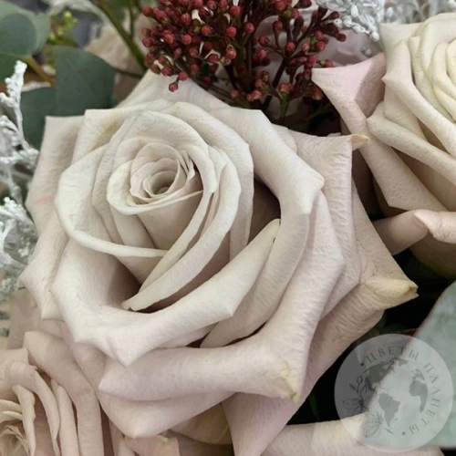 Композиция из роз, солидаго и эвкалипта в коробке в магазине Цветы Планеты