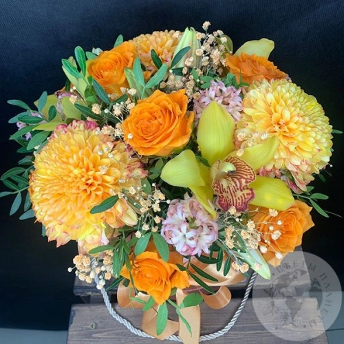 Композиция роз, хризантем, орхидеи в коробке на любое торжество в магазине Цветы Планеты