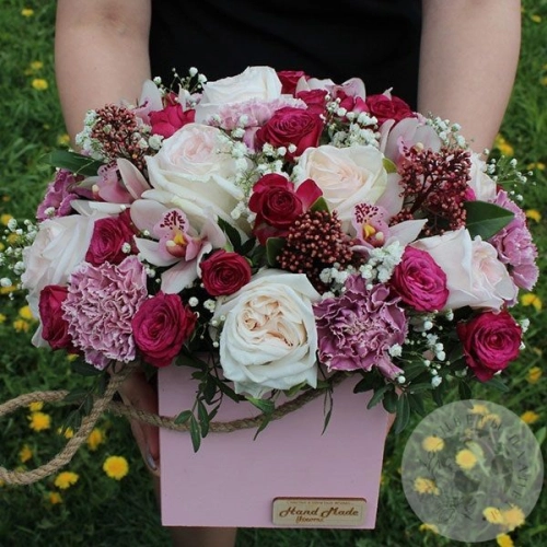 Композиция из роз, орхидей и гвоздик в ящике в магазине Цветы Планеты