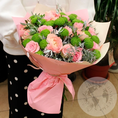 Букет из роз, фисташки и кустовых хризантем в магазине Цветы Планеты