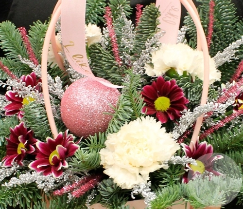 Подарки на Композиция из кустовых хризантем и гвоздик в корзине в магазине Цветы Планеты