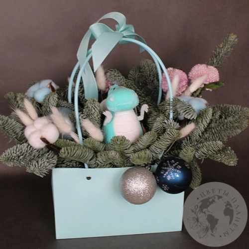 Композиция из хризантем в коробке на Новый год в магазине Цветы Планеты