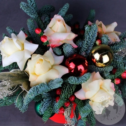 Подарки на Композиция из роз и гиперикума в коробке в магазине Цветы Планеты