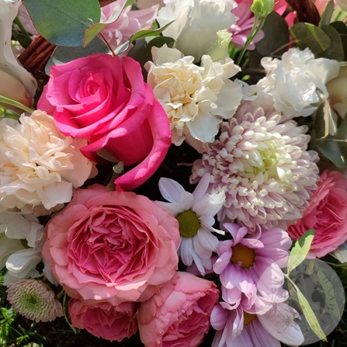 Композиция из хризантем, роз и гвоздик в корзине в магазине Цветы Планеты